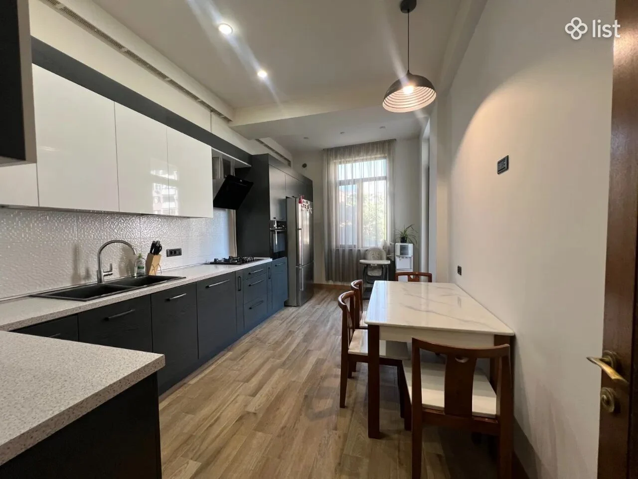 4 room apartment in a new building on Aram Street in the center, 110 sq.m., 4/15 floor, 2 bathrooms