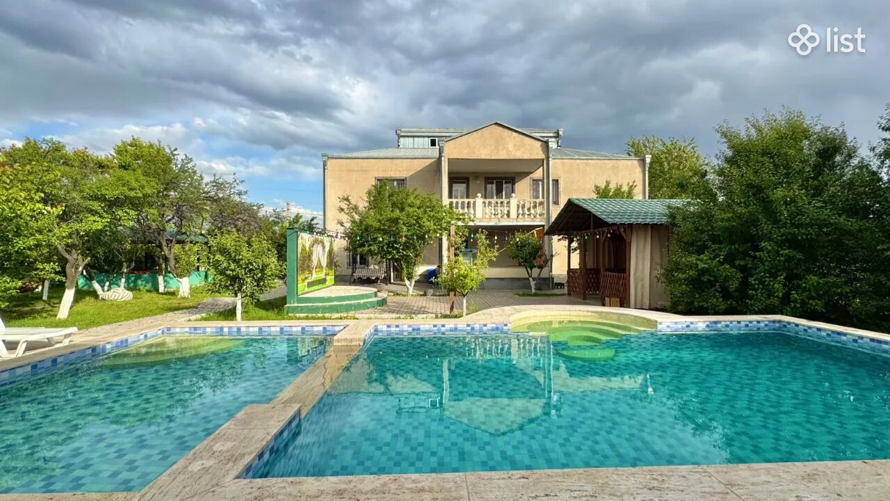Երեք հարկանի քարե տուն 12-րդ փողոցում Արզնիում, 560 քմ, 1800 քմ հողի վրա, 3+ սանհանգույց