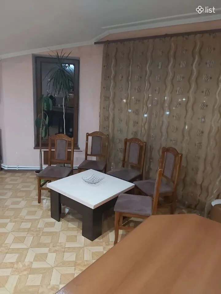Երեք հարկանի քարե տուն Սևանի փողոցում Աբովյանում, 100 քմ, 200 քմ հողի վրա, 3+ սանհանգույց