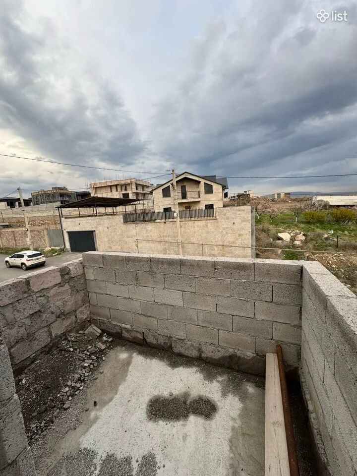 Երկու հարկանի քարե տուն Սիլիկյան 1-ին փողոցում Աջափնյակում, 180 քմ, 220 քմ հողի վրա, 2 սանհանգույց