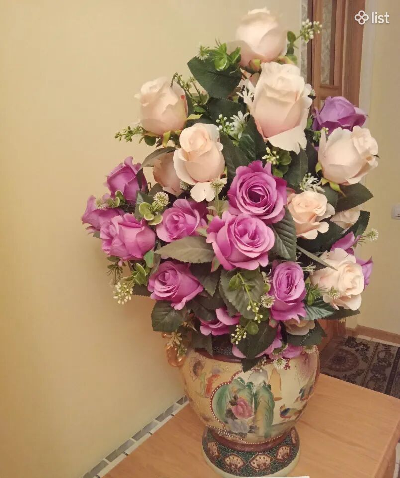 Ծաղկաման նորաոճ իր ծաղիկներով
