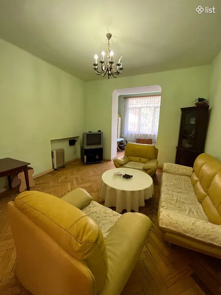 2 սենյականոց բնակարան Արամի փողոցում կենտրոնում, 78 քմ, 2/5 հարկ, բարձր առաստաղներ, քարե շենք