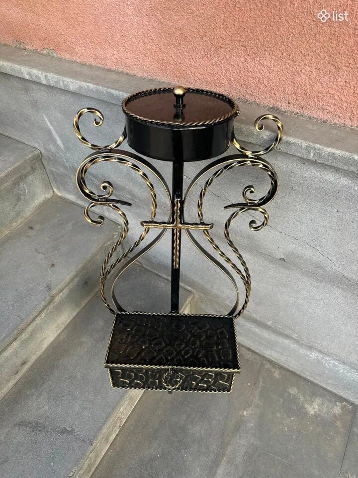 Խնկաման պահոցով` դարբնագործ