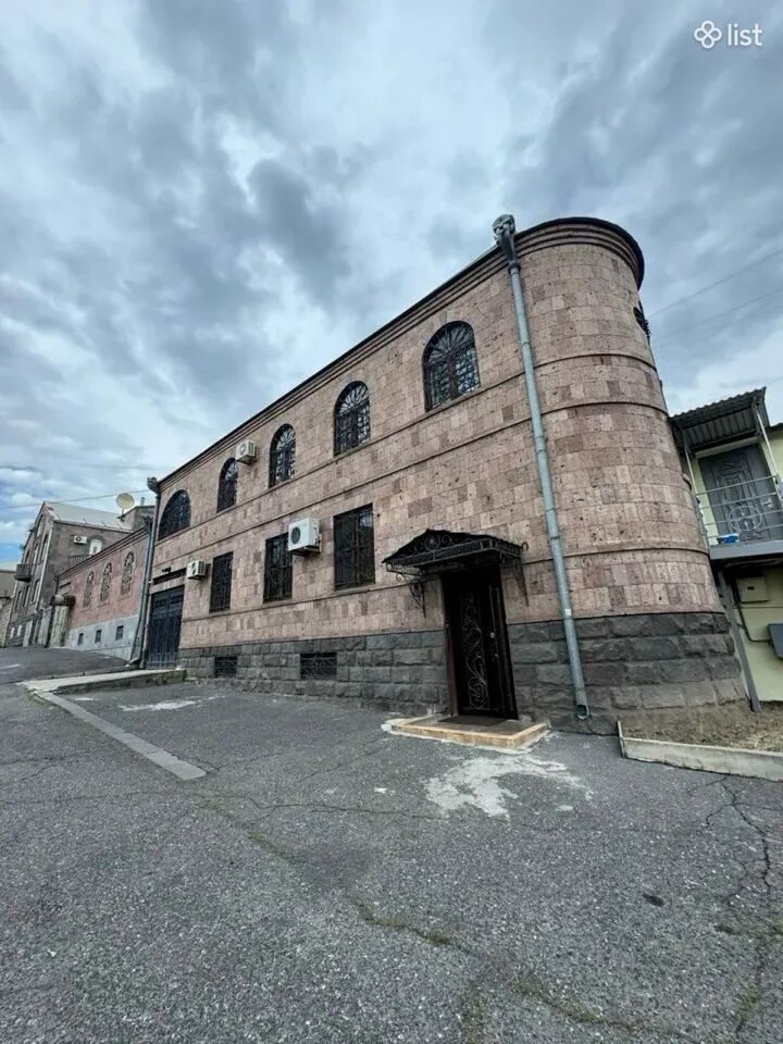 Երեք հարկանի քարե տուն Մայրաքաղաքային փողոցի 1-ին փակուղիում Արևաշատում, 700 քմ, 400 քմ հողի վրա