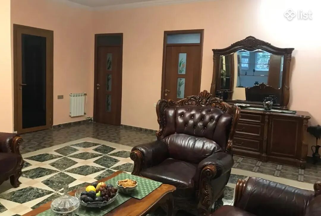 3 սենյականոց բնակարան Սարյան փողոցում կենտրոնում, 98 քմ, 2/4 հարկ, բարձր առաստաղներ, քարե շենք