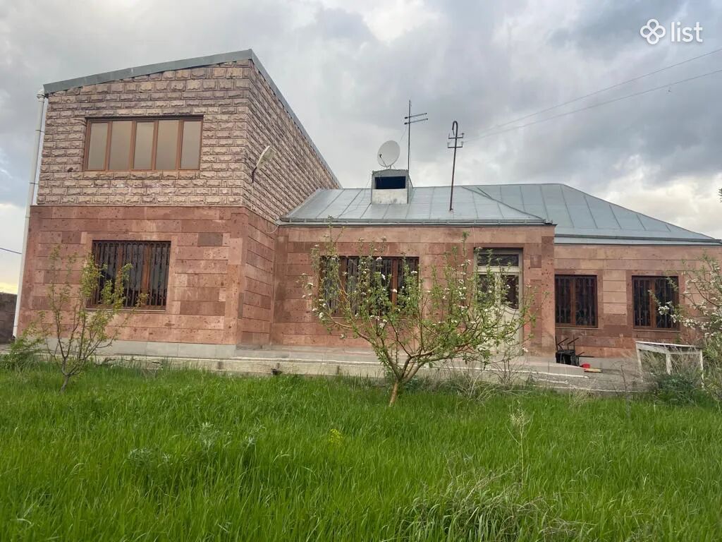 Երկու հարկանի քարե տուն 1-ին փողոցում Վահրամաբերդում, 215 քմ, 601 քմ հողի վրա
