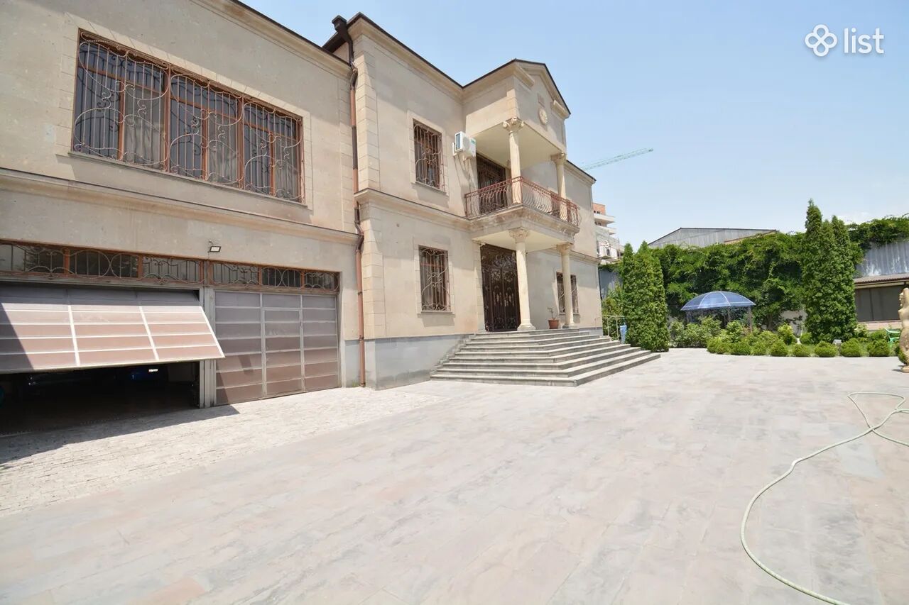 Երեք հարկանի տուն Ծարավ Աղբյուրի փողոցում Ավանում, 1,000 քմ, 1800 քմ հողի վրա, 3+ սանհանգույց