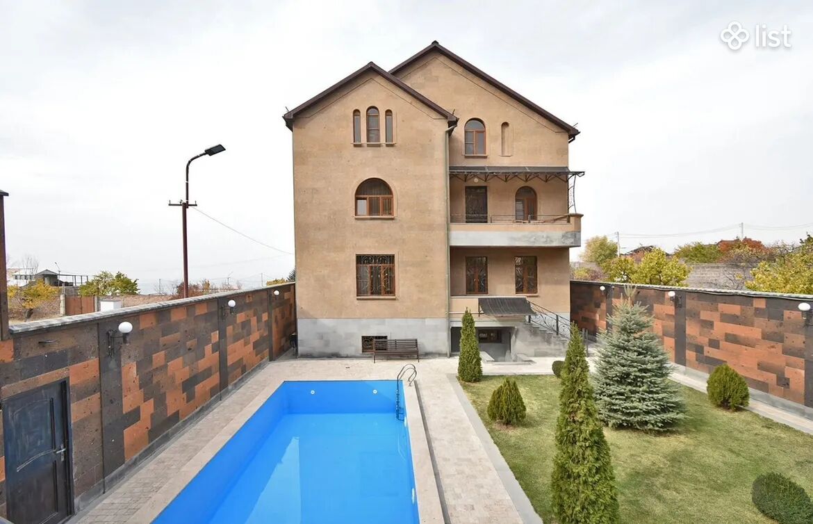 Չորս հարկանի քարե տուն Բուժաշխատողների փողոցում Նորք-Մարաշում, 500 քմ, 2000 քմ հողի վրա