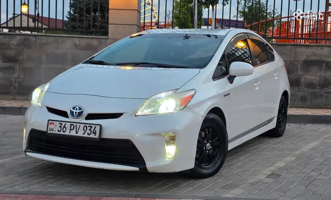 2014 Toyota Prius hatchback, 1.8L, hybrid, gas