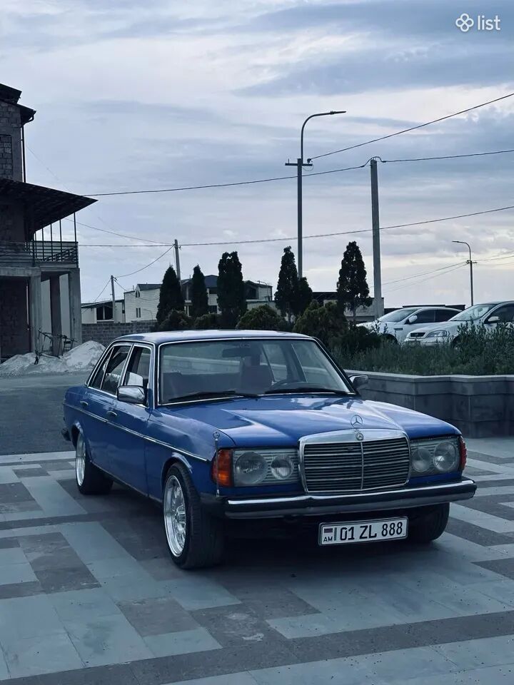 1982 Mercedes-Benz W123, 2.3L