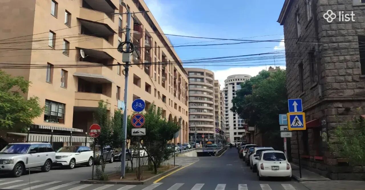 3 room apartment on Hin Yerevantsu Street in the center, 96 sq.m., 4/9 floor, stone building