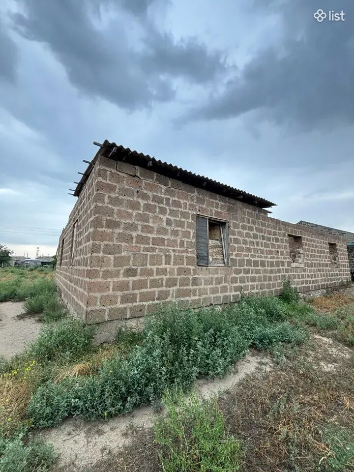 Մեկ հարկանի քարե տուն Անկախության փողոցում Եղեգնավանում, 153 քմ, 1000 քմ հողի վրա, 3+ սանհանգույց