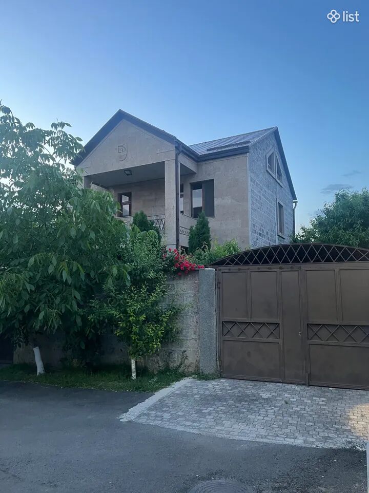Երկու հարկանի քարե տուն Առինջում, 200 քմ, 300 քմ հողի վրա, 2 սանհանգույց