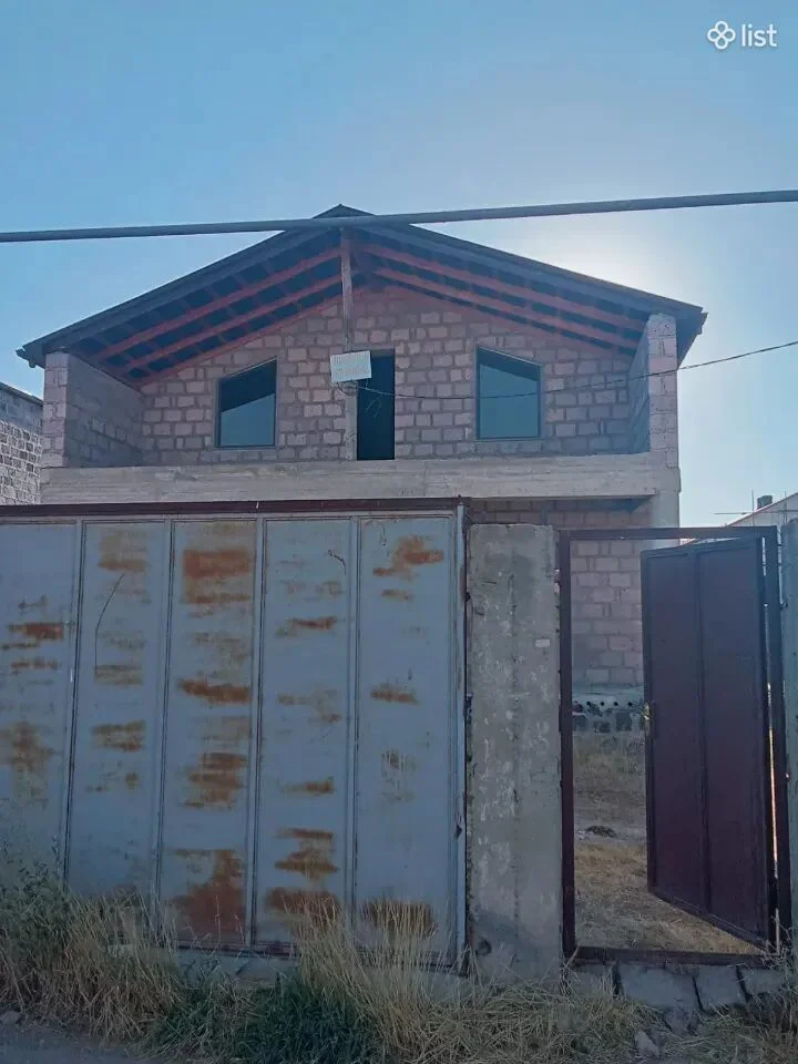 Երկու հարկանի քարե տուն 9-րդ փողոցում Զովունիում, 250 քմ, 500 քմ հողի վրա, 2 սանհանգույց