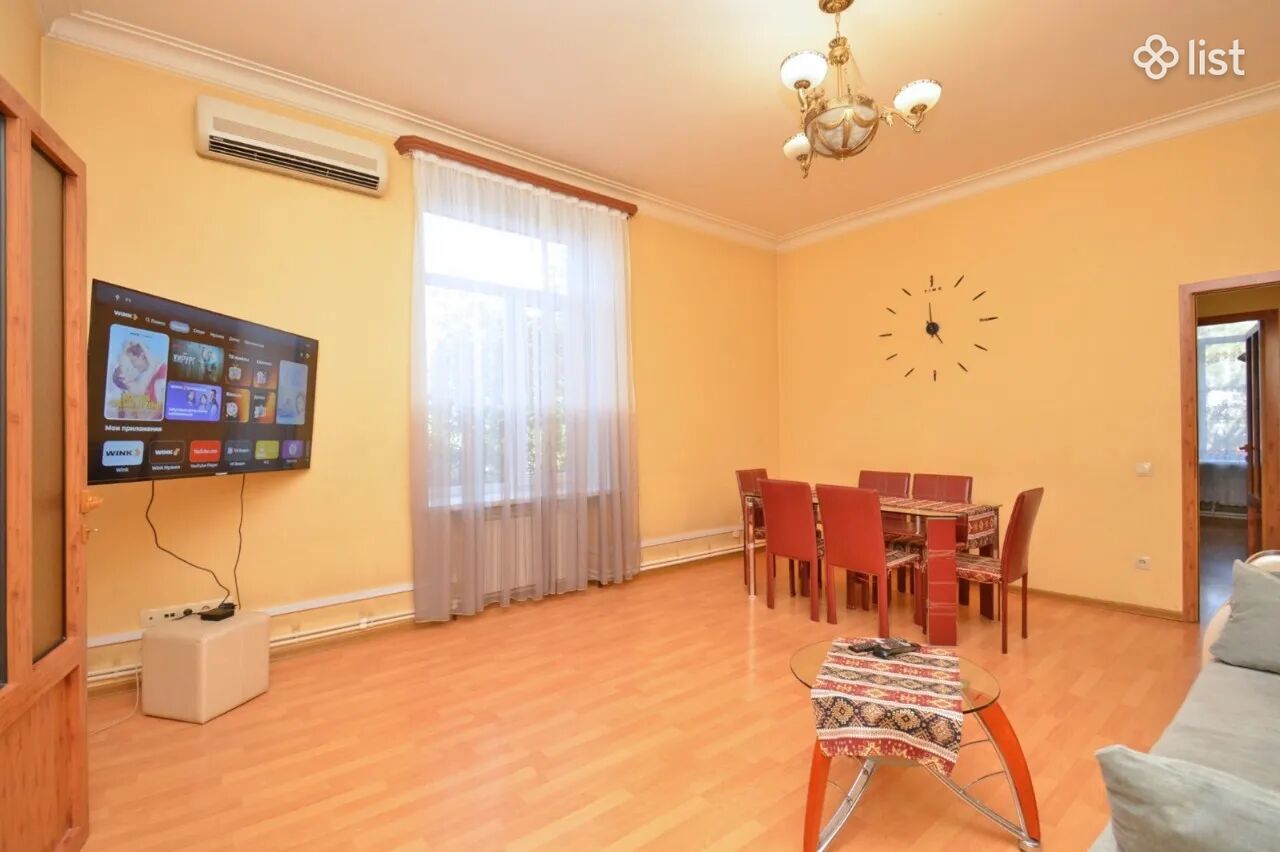 3 room apartment on Abovyan Street in the center, 68 sq.m., 2/4 floor, high ceilings, stone building