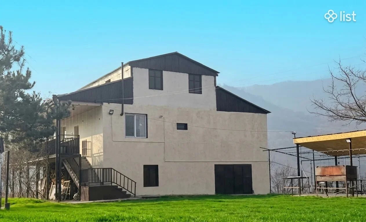 Երեք հարկանի քարե տուն Թեղուտում, 128 քմ, 408 քմ հողի վրա