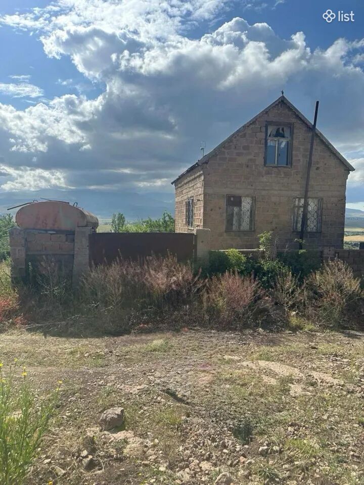 Three story stone country house on Hovhannes Hovhannisyan Street in Yernjatap, 120 sq.m.