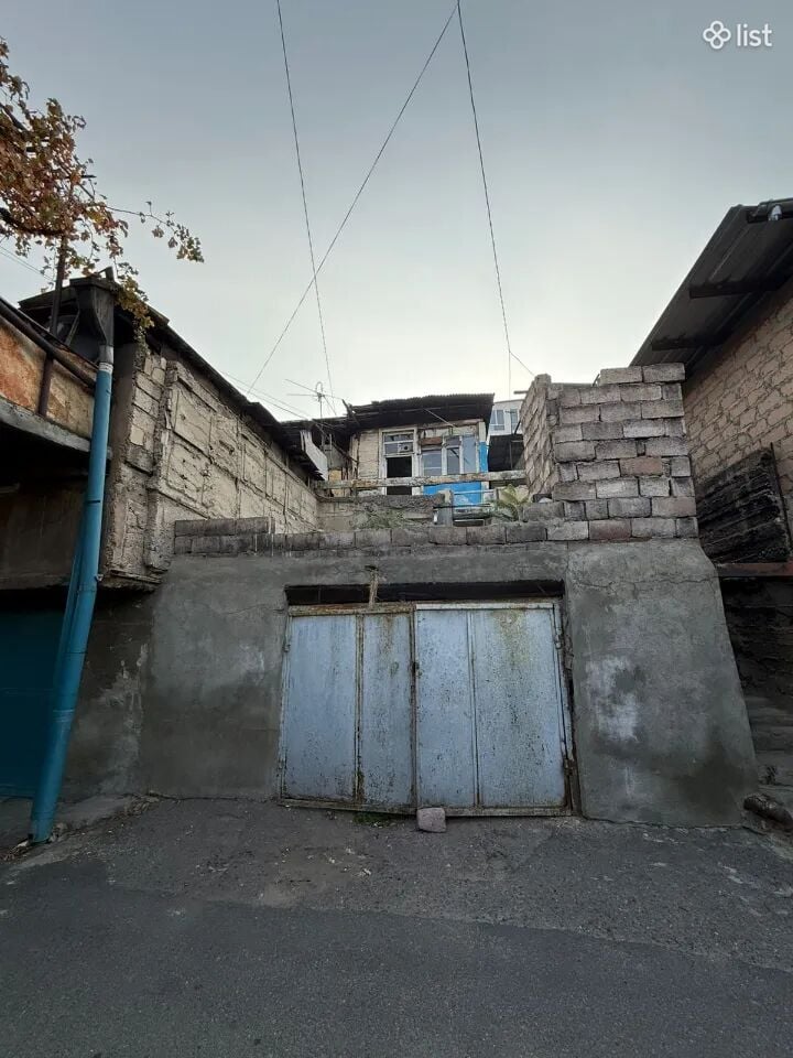 Երեք հարկանի քարե տուն Սարի Թաղի 8-րդ և 9-րդ շարքերում Էրեբունիում, 196 քմ, 124 քմ հողի վրա