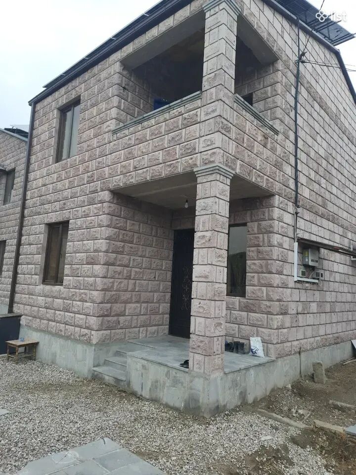 Երկու հարկանի քարե տուն 13-րդ փողոցում Զովունիում, 157 քմ, 456 քմ հողի վրա, 2 սանհանգույց