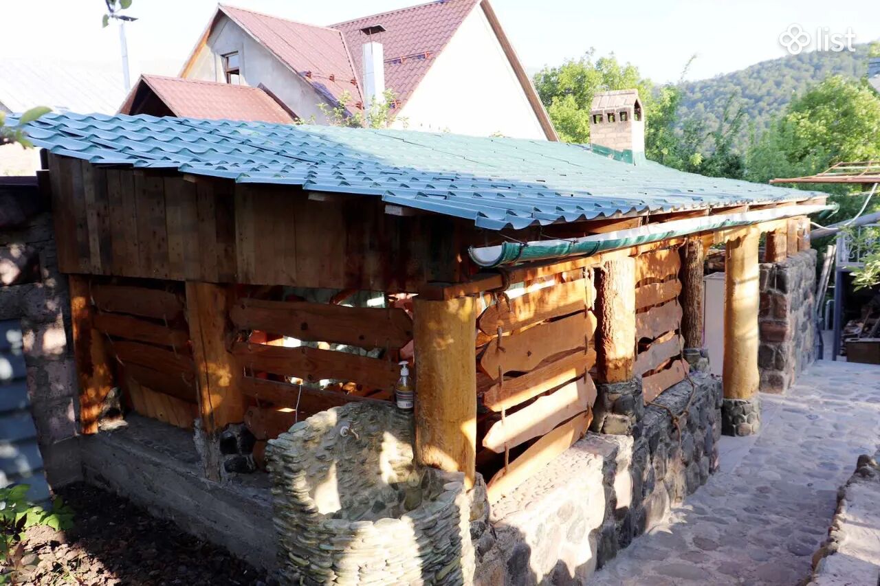 Մեկ հարկանի քարե տուն Դիլիջանում, 70 քմ, 100 քմ հողի վրա