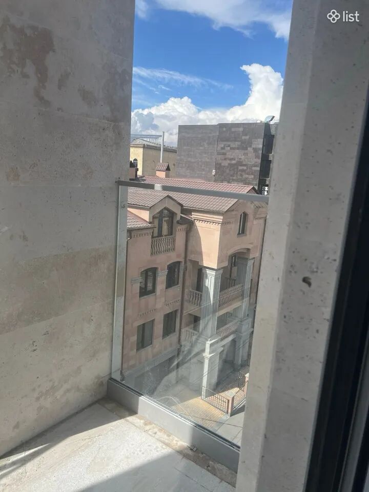 4 սենյականոց բնակարան նորակառույց շենքում Մանուկ Աբեղյան փողոցում կենտրոնում, 163 քմ