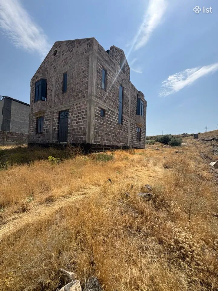 Երկու հարկանի քարե տուն Վահան Տերյանի 1-ին փողոցում Առինջում, 210 քմ, 1000 քմ հողի վրա