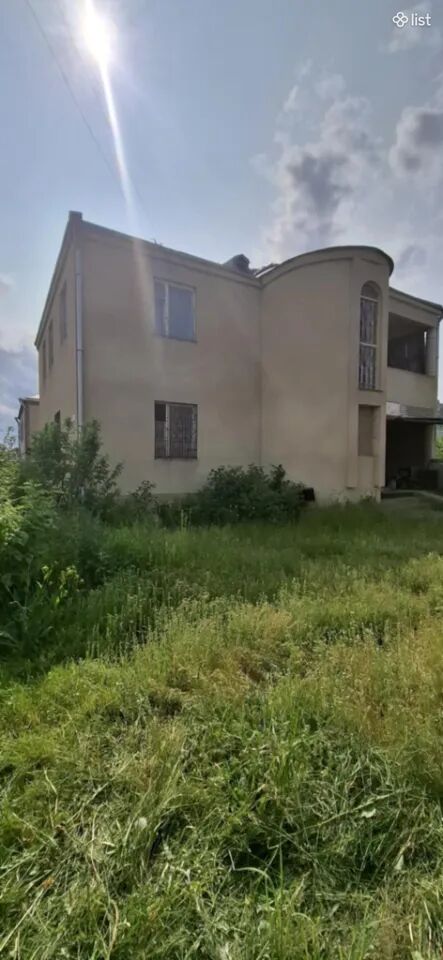 Երեք հարկանի տուն Նաիրյան փողոցի 1-ին նրբանցքում Սևանում, 160 քմ, 650 քմ հողի վրա, 2 սանհանգույց