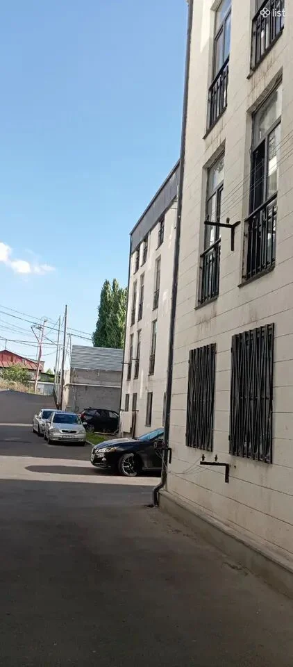 3 սենյականոց բնակարան նորակառույց շենքում Թբիլիսյան խճուղիում Արաբկիրում, 95 քմ, 1/4 հարկ