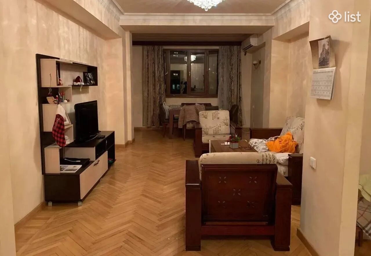 3 սենյականոց բնակարան Եզնիկ Կողբացու փողոցում կենտրոնում, 90 քմ, 7/11 հարկ, 2 սանհանգույց