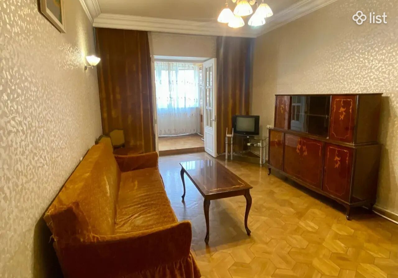 3 սենյականոց բնակարան Չարենցի փողոցում կենտրոնում, 70 քմ, բարձր առաստաղներ, քարե շենք