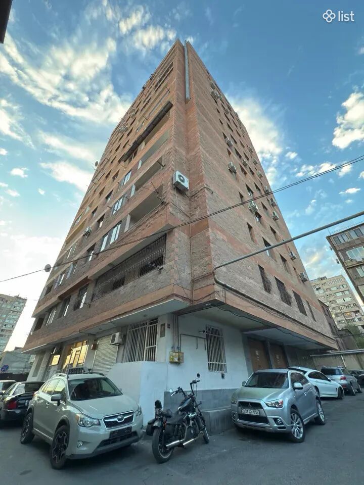 2 room apartment in a new building, Վիկտոր Համբարձումյան փողոց in the center, 90 sq.m., 7/14 floor