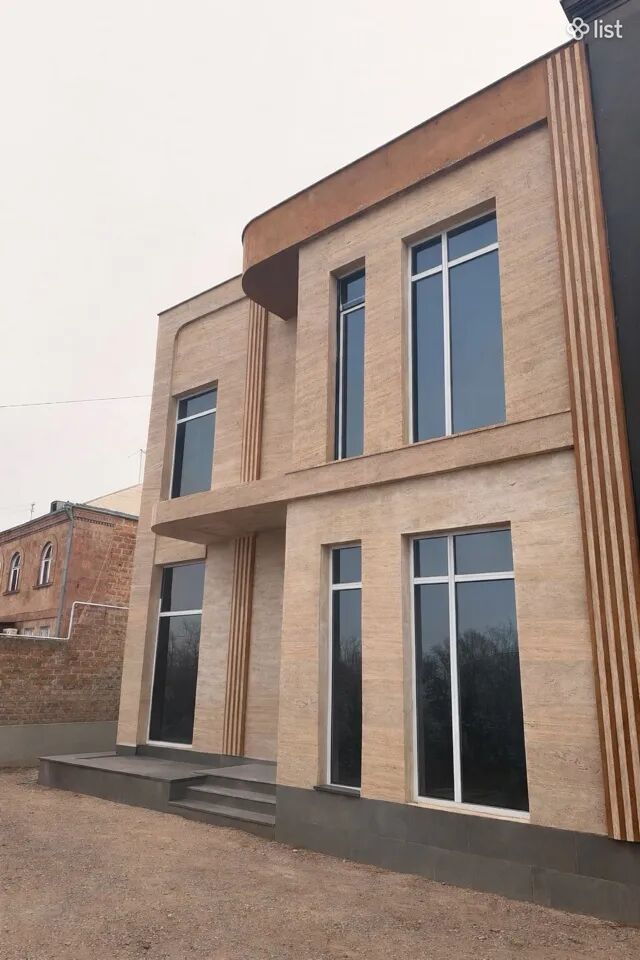 Двухэтажный дом на ул. Зоравара Андраника в Эчмиадзине, 120 кв.м., на участке 180 кв.м., 2 ванные