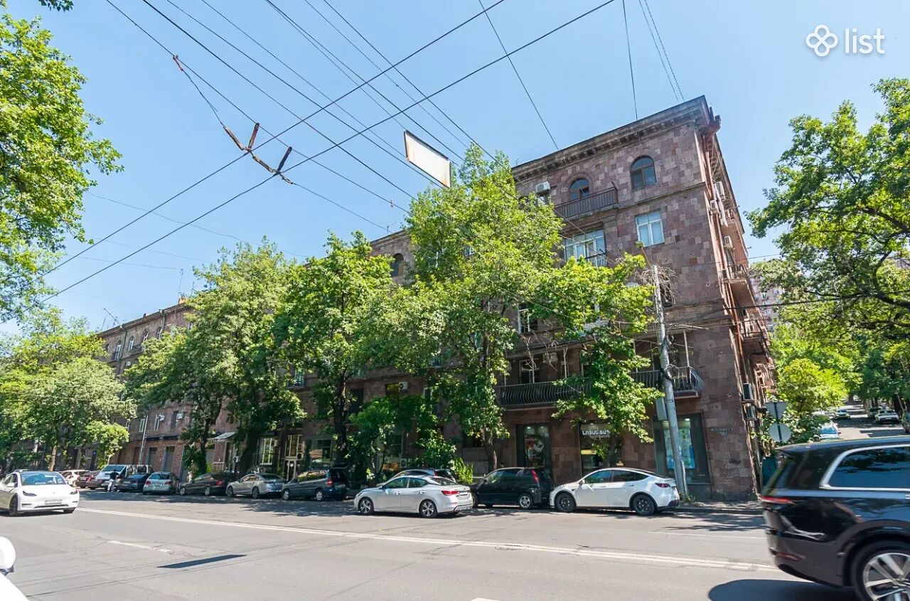 3 room apartment on Baghramyan Avenue in Arabkir, 90 sq.m., 2/5 floor, 2 bathrooms, high ceilings