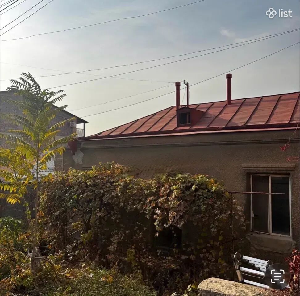 Two story stone house on 1915 Defense of Van Street in the center, 126 sq.m., on a 415 sq.m. land