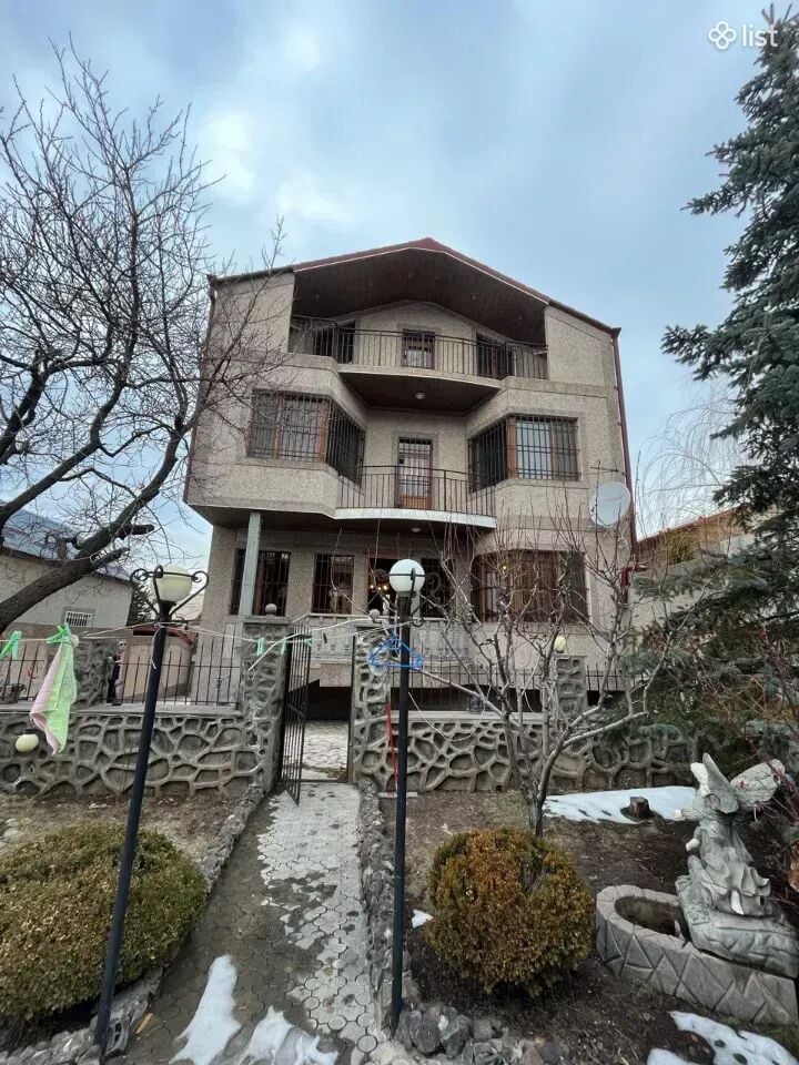 Չորս հարկանի քարե տուն 20-րդ փողոցում Նոր Նորքում, 400 քմ, 550 քմ հողի վրա, 3+ սանհանգույց