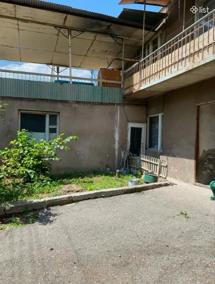 Двухэтажный дом на ул. Низами в Ванадзоре, 395 кв.м., на участке 495 кв.м., 3+ ванные