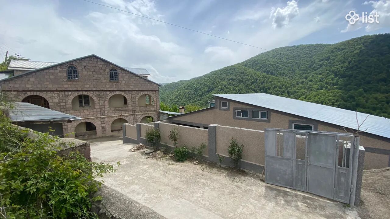 Չորս հարկանի քարե տուն 4-րդ փողոցում Թեղուտում, 350 քմ, 2050 քմ հողի վրա, 2 սանհանգույց