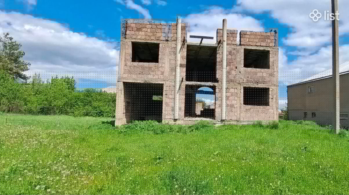 Երեք հարկանի քարե տուն 3-րդ փողոցում Ստեփանավանում, 510 քմ, 720 քմ հողի վրա