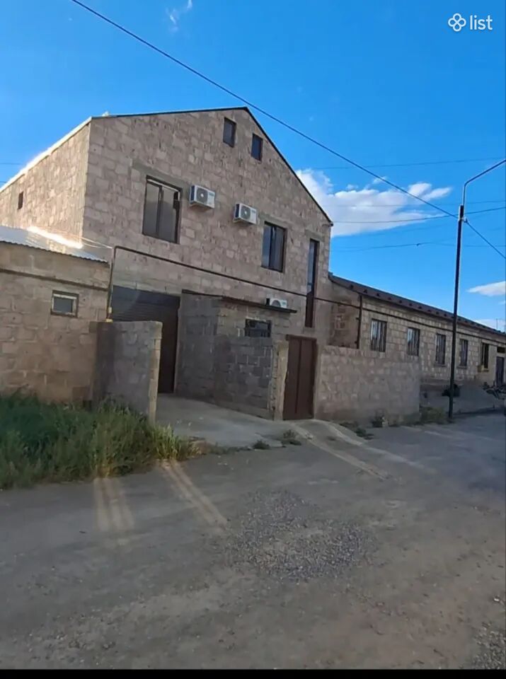 Երկու հարկանի քարե տուն 4-րդ փողոցում Ազատաշենում, 165 քմ, 600 քմ հողի վրա, 2 սանհանգույց