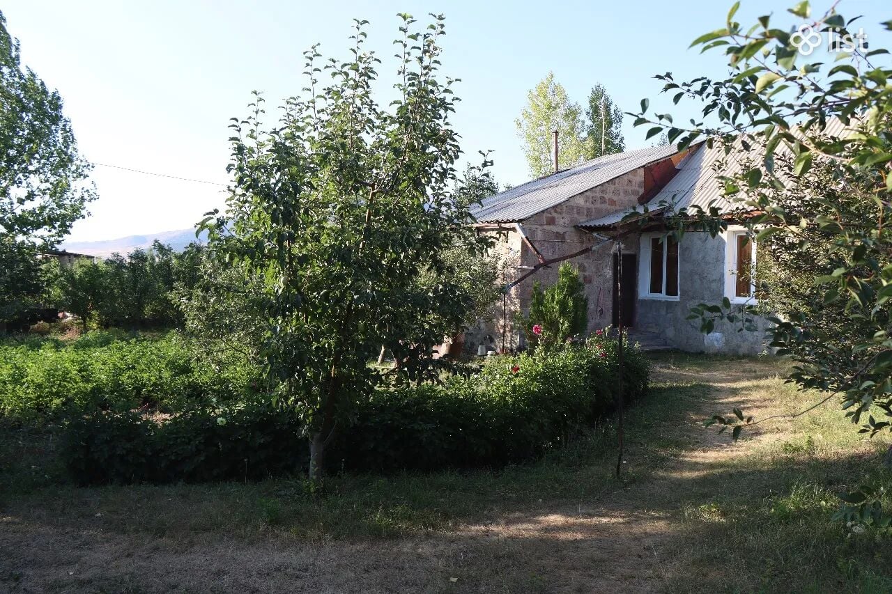 Single story stone house, 6-я улица in Aparan, 70 sq.m., on a 800 sq.m. land
