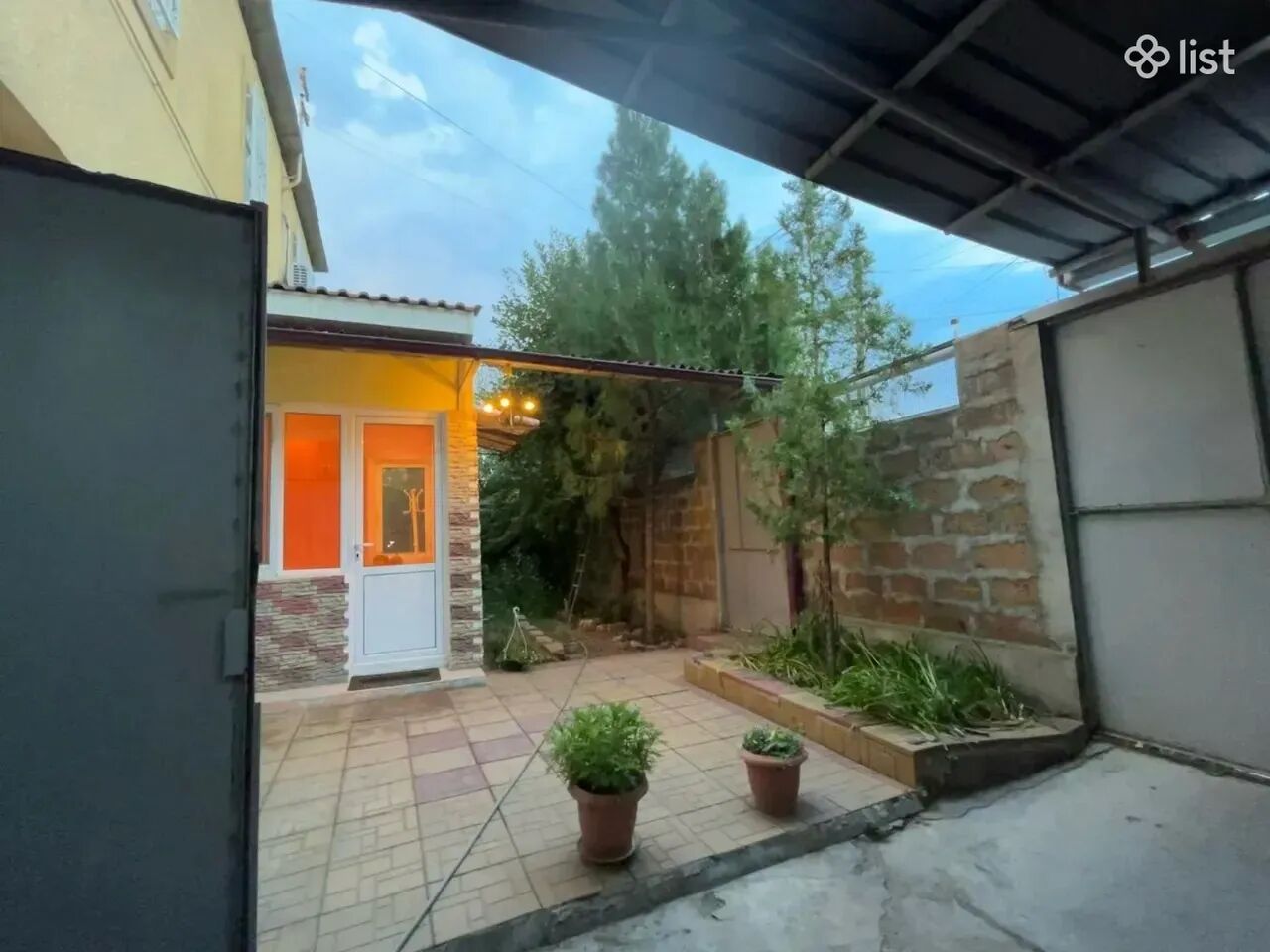 Երկու հարկանի քարե տուն Էդուարդ Աբաջյան փողոցում Էրեբունիում, 338 քմ, 515 քմ հողի վրա