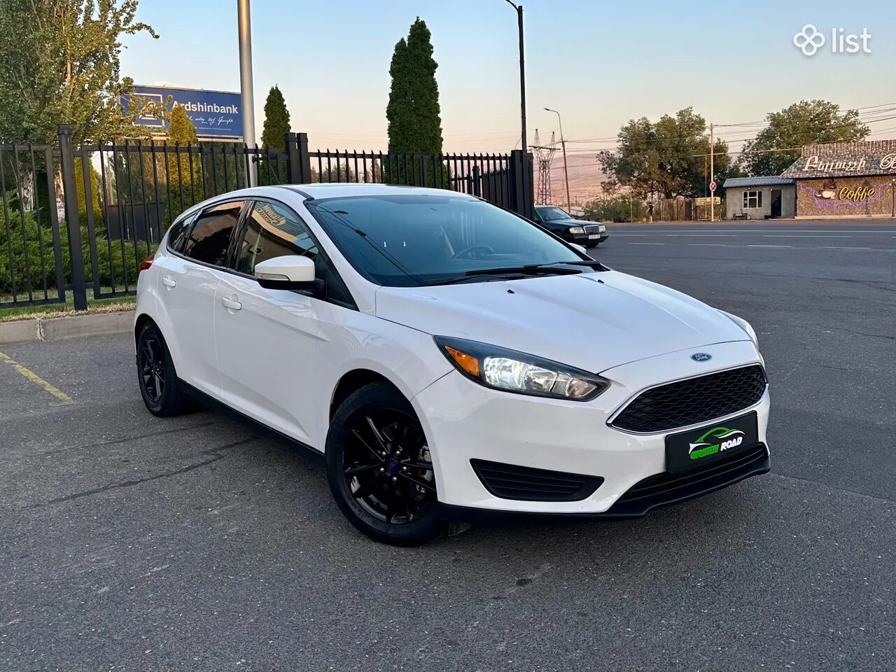 Ford Focus white Rent a car Аренда авто прокат Արենդով Օրավարձով Ավտովարձույթ Մեքենայի վարձակալություն