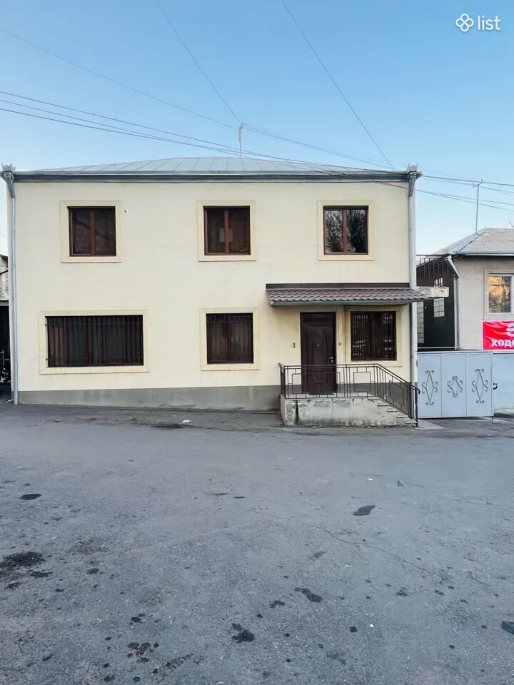 Երկու հարկանի տուն Մարշալ Խուդյակովի փողոցում Ավանում, 200 քմ, 140 քմ հողի վրա, 2 սանհանգույց