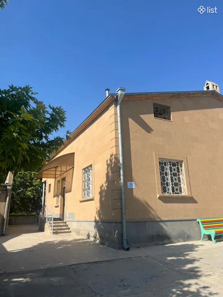 Երկու հարկանի քարե տուն Գրիգոր լուսավորիչի փողոցում Մուղնիում, 300 քմ, 5000 քմ հողի վրա