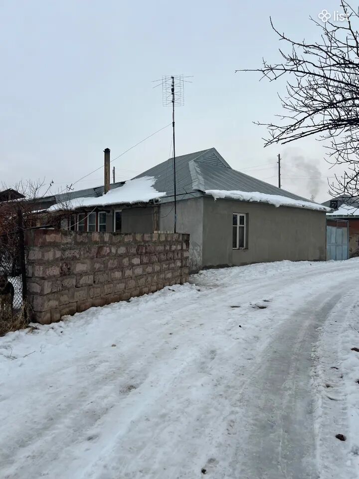 Մեկ հարկանի քարե տուն Քարակերտում, 135 քմ, 636 քմ հողի վրա