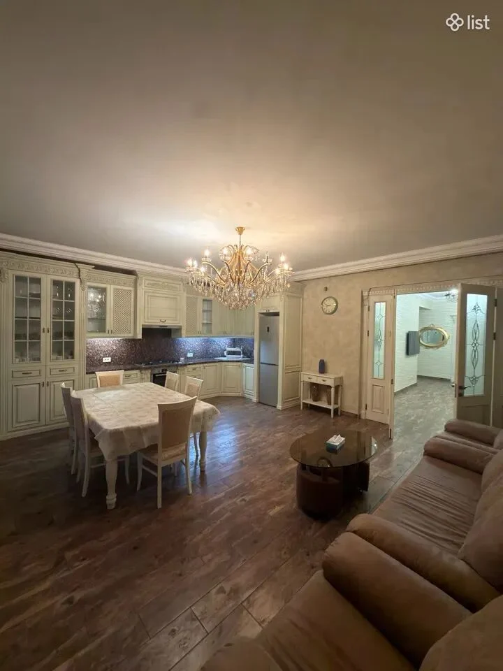 4 room apartment on Mashtots Avenue in the center, 125 sq.m., 2/5 floor, high ceilings
